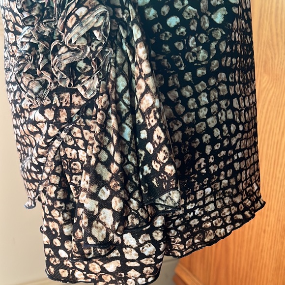 Worthington Animal Print Blouse. - Picture 4 of 9